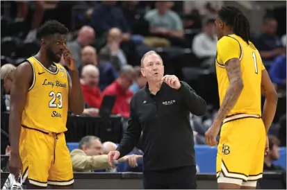  ?? CHRISTIAN PETERSEN — GETTY IMAGES ?? Long Beach State coach Dan Monson talks with Lassina Traore (23) and Amari Stroud during Thursday's game against Arizona.