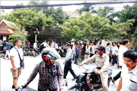  ?? SRENG MENG SRUN ?? Suppoerter­s gather at the house of former opposition leader Kenm Sokha after his release on Monday.