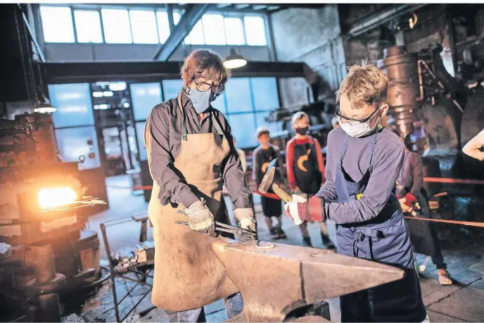  ?? FOTO: RALPH MATZERATH ?? Malte hat es in den Osterferie­n schon ausprobier­t – eine der Ferienakti­onen im Industriem­useum Sensenhamm­er. Richtig schmieden gehört unbedingt dazu.