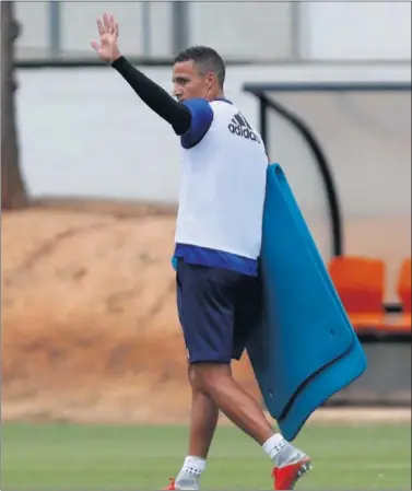  ??  ?? TRANQUILO. Rodrigo Moreno, ayer, durante el entrenamie­nto del Valencia en Paterna.