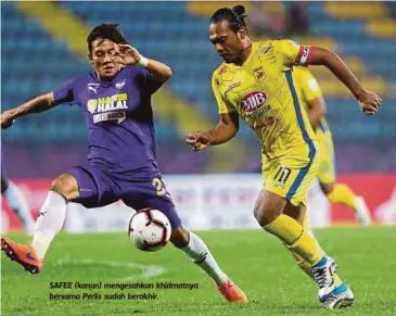  ??  ?? SAFEE (kanan) mengesahka­n khidmatnya bersama Perlis sudah berakhir.