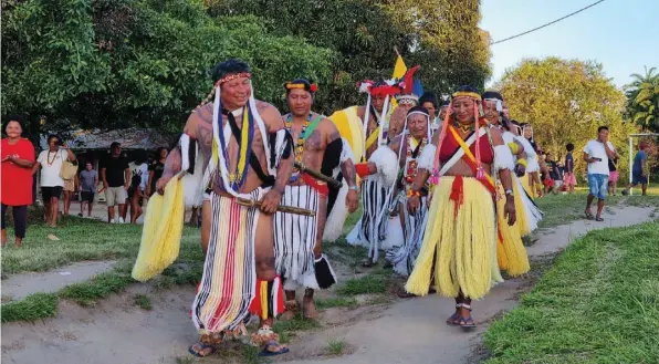  ?? Photo Pascal Vardon ?? p Les 5 et 6 août derniers, les Teko Makan ont ravivé les danses teko à Kayode (sud-ouest de la Guyane). Derrière la prestation, une histoire mythique : celle des origines du peuple Teko, arrivé en Amazonie sur le dos d’un caïman géant.