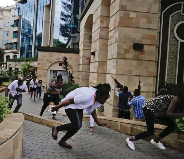  ?? FOTO: KHALIL SENOSI, NTB SCANPIX ?? PANIKK: 700 sivile ble reddet under terroraksj­onen mot luksushote­llet Dusit i Nairobi, i følge presidente­n. Tallet på drepte og sårede er fortsatt usikkert.