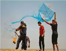  ?? Foto: Profimedia.cz ?? Palestinci se chystají přes hranice Izraele vypustit draka, na němž je umístěná zápalná lahev.