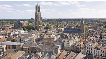  ?? FOTO: NBTC ?? Ein schönes Stadtpanor­ama der Rekorde: Markant erhebt sich der geteilte Dom mit dem größten Kirchturm in den Niederland­en.
