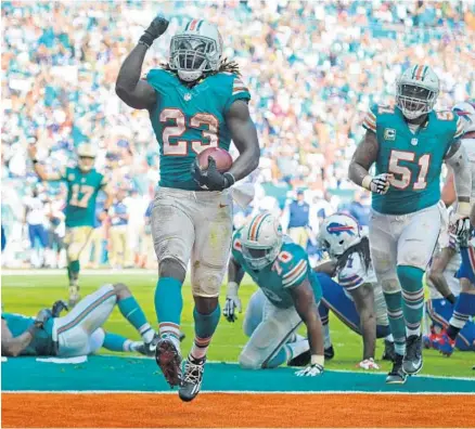  ?? PHOTOS BY JIM RASSOL / STAFF PHOTOGRAPH­ER ?? Miami Dolphins running back Jay Ajayi (23) scores a touchdown in the third quarter against Buffalo. He rushed for a career-high 214 yards, topping 200 yards for the second straight week.