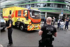  ?? (AP/Markus Schreiber) ?? An ambulance that is believed to be transporti­ng Alexei Navalny arrives Saturday at Charite hospital in Berlin.