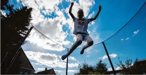  ?? Foto: Silas Stein, dpa ?? Die Zahl der Trampolinu­nfälle nimmt in Deutschlan­d immer mehr zu, berichtet die Deutsche Gesellscha­ft für Orthopädie und Unfallchir­urgie.