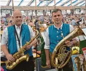  ?? Foto: Ida König ?? Sie geben 18 Tage lang Vollgas im Schützen Festzelt (von links): Saxofonist Norbert Elster aus Diedorf und Kapellmeis­ter Walter Bankhammer aus Berchtesga­den.