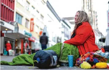  ?? Foto: Alexander Kaya ?? Seit 14 Jahren lebt Monika Schumacher auf der Straße. Selbst im Winter schläft sie draußen. An die Kälte hat sie sich dennoch nie gewöhnen können.
