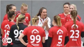  ??  ?? Mit Herzblut dabei: Tessa Bremmer (M.), Handball-Trainerin der HSG Bad Wildungen Vipers