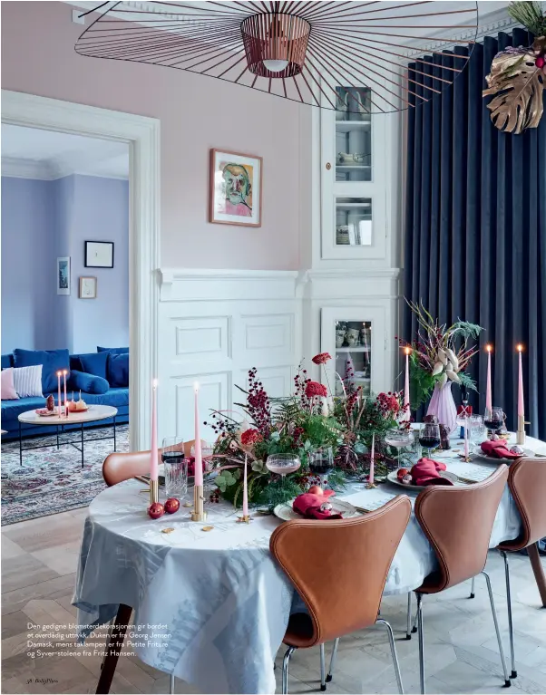  ??  ?? Den gedigne blomsterde­korasjonen gir bordet et overdådig uttrykk. Duken er fra Georg Jensen Damask, mens taklampen er fra Petite Friture og Syver-stolene fra Fritz Hansen.