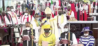  ??  ?? Primate Ndukuba presenting the newly consecrate­d Bishops and their wives