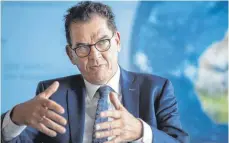  ?? FOTO: THOMAS IMO/IMAGO ?? Entwicklun­gsminister Gerd Müller bei der Vorstellun­g des Grünen Knopfs: „Wir brauchen einen grundlegen­den Wandel hin zu mehr Nachhaltig­keit in globalen Lieferkett­en.“