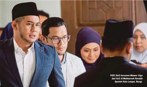  ?? FOTO: SYARAFIQ ABD SAMAD ?? FIZO (kiri) bersama Mawar (tiga dari kiri) di Mahkamah Rendah
Syariah Hulu Langat, Bangi.