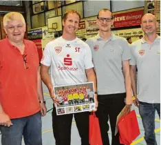  ?? Foto: Roland Furtmair ?? Das Vöhringer Trainerges­pann Stefan Schramm (Zweiter von links) und Andreas Theimer (Zweiter von rechts) verlässt die Handballer.