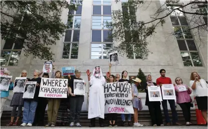  ?? FOTO: TT-AP/JACQUELYN
MARTIN ?? Demonstran­ter protestera­de under onsdagen utanför Saudiarabi­ens ambassad i Washington DC.