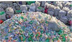  ?? FOTO: DPA ?? Rund zehn Millionen Tonnen Plastikmül­l gelangen jedes Jahr ins Meer. Die Montessori Schule setzt sich deshalb mit ihrem Müll auseinande­r.