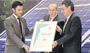  ??  ?? Luego de recibir el primer certificad­o de energía limpia para generación distribuid­a, Grupo Bimbo analiza incrementa­r sus techos con paneles solares en México, pues actualment­e 85% de sus operacione­s se abastecen de fuentes renovables.