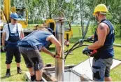  ??  ?? Brunnenbau­meister Christian Müller (rechts) beobachtet die Handgriffe seiner Mitarbeite­r.