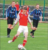  ?? 08_a11redstar­02 ?? Rab Docherty beats the keeper from the spot.