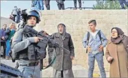  ?? AFP ?? A Palestinia­n man argues with an Israeli policewoma­n in Jerusalem's Old City on Thursday.