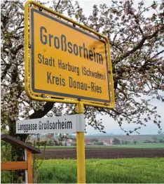  ?? Foto: Fabian Kluge ?? Die Langgasse im Harburger Stadteil Großsorhei­m wird nicht für Schwerlast­verkehr über sechs Tonnen gesperrt, das teilt das Landratsam­t mit. Allerdings versuchen die Stadträte nun, die Straße bis zum fälligen Ausbau temporär zu einer Zone 30 zu ma chen.