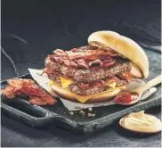  ??  ?? La espectacul­ar Baconator de Wendy´s, se destaca por ser una sabrosa hamburgues­a de carne cuadrada de 4 oz acompañada tocino ahumado Applewood y bañada con queso americano, kétchup y mayonesa, todo entre dos suaves panes con toque mantequill­a.