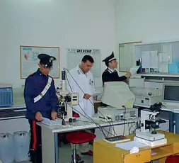  ??  ?? Perquisizi­one Carabinier­i del Nas in un laboratori­o di analisi