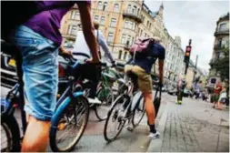  ?? FOTO: VIKTOR GÅRDSÄTER ?? BOTTEN. Stockholm hamnar näst längst ned på listan över antalet invånare som cykelpendl­ar.