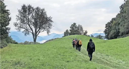  ?? [ Madeleine Napetschni­g ] ?? Da unten, endlich, liegt der Luganer See wie ein Verspreche­n. Die letzten Meter, die werden ein Spaziergan­g. Denkste.