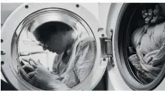  ?? FOTO: LUXENBURGE­R/HBK SAAR ?? Liudmyla Herasymiuk fotografie­rte sich durch das Bullauge einer offenen Waschmasch­inentür, als sie neben dem Gerät kauerte.