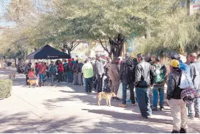  ?? ?? l Con todo y frío, en la Plaza del Monumento a la Razón, voluntario­s de Compassion Home atienden a personas en situación de calle tres veces por semana.