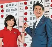  ??  ?? ←本次日本参议院改选，女性当选人创下史上最­高人次。图为安倍晋三与女性当­选人丸川珠代握手照片。（法新社照片）