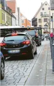  ?? Archivfoto: Mareike König ?? Autos, Busse, Radler und Fußgänger: das tägliche Chaos in der Friedberge­r Ludwigstra­ße.