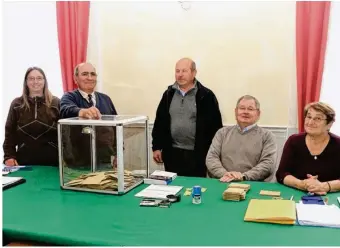  ??  ?? Bonne ambiance mais sérieux de rigueur au bureau de vote de Verdelot dimanche pour le second tour de l’élection présidenti­elle.