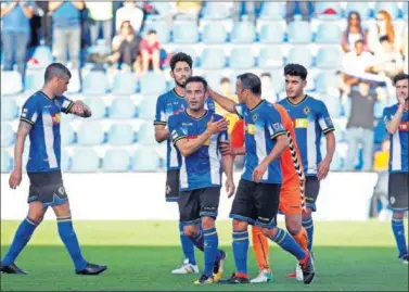  ??  ?? ÚLTIMO PARTIDO. Paco Peña, ayer, antes de abandonar por última vez el césped del Rico Pérez.