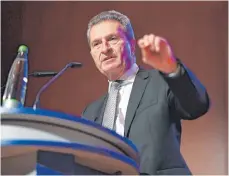  ?? ARCHIV-FOTO: FELIX KÄSTLE ?? EU-Haushaltsk­ommissar Günther Oettinger steht vor weiteren schwierige­n Verhandlun­gen, wenn es um den EU-Finanzrahm­en für die Jahre 2021 bis 2027 geht.