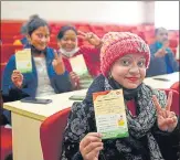  ?? DEEPAK GUPTA/HT PHOTO ?? Medical staff of KGMU show victory signs and their record cards during the vaccinatio­n at Dr APJ Abdul Kalam centre at the medical university in Lucknow on Thursday.