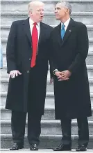  ??  ?? SOBRIOS Donald Trump vistió de azul marino concorbata roja, su distintivo; mientras que Barack Obama le apostó al negro con corbata azul.