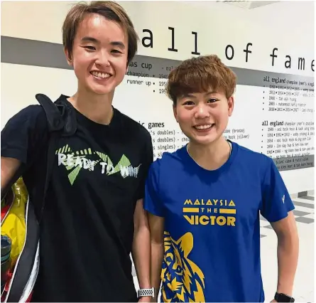  ??  ?? Be happy, don’t worry: Vivian Hoo (left) and Goh Yea Ching posing for the camera after a hard day’s training at the Academy Badminton Malaysia (ABM).