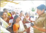  ?? VIVEK R NAIR/ HT FILE ?? A police personnel checks the age proof of women devotees at n
Sabarimala Temple, on November 16, 2019.