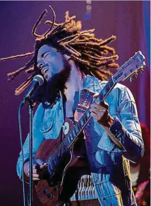  ?? Foto: Paramount Pictures ?? Kingsley Ben-Adir schlüpft für das Biopic über Bob Marley in die Rolle des jamaikanis­chen Reggae-Musikers und Aktivisten.