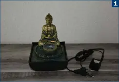  ??  ?? 1 (1) Zum Lieferumfa­ng des BuddhaBrun­nens gehört eine Pumpen-Einheit mit LED
(2) Die Pumpe wird im Inneren des Gefäßes an den Schlauch angeschlos­sen und die LED wird durch einen Schlauch gefädelt