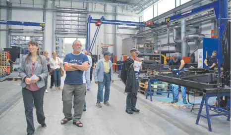  ?? FOTOS: STREICH ?? Leser der „Schwäbisch­en Zeitung“dürfen sich in der Produktion­shalle des Unternehme­ns Stadler Anlagenbau in Altshausen umsehen.