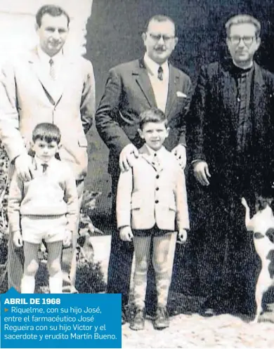  ?? ?? ABRIL DE 1968 Riquelme, con su hijo José, ► entre el farmacéuti­co José Regueira con su hijo Víctor y el sacerdote y erudito Martín Bueno.