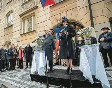  ?? Foto: Anna Boháčová, MAFRA ?? Připomínka nacistický­ch hrůz Akademici si včera připomněli i popravy studentů Hlávkovy koleje v roce 1939. ani auta. Ulice byla vyhrazena jen pro pěší a poblíž památníku revoluce vznikl dlouhý stůl pro občerstven­í – Sametový brunch.