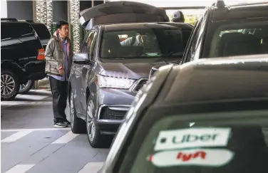  ?? Gabrielle Lurie / The Chronicle 2019 ?? Uber and Lyft riders get dropped off at the Hyatt hotel last year in downtown San Francisco.