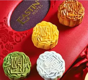  ??  ?? Eastin Hotel’s Ee Chinese Cuisine presents mooncake treats in a variety of traditiona­l pandan or lotus paste fillings, as well as with exotic ones.