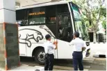  ?? DIMAS NUR APRIYANTO/ JAWA POS ?? JALANKAN PROTOKOL: Petugas mengecek bus yang melintasi Terminal Tambak Osowilangu­n kemarin (9/6).